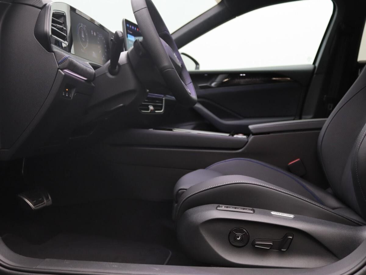 Volkswagen Passat Variant R-Line 1.5 eHybrid / Pano, AHK