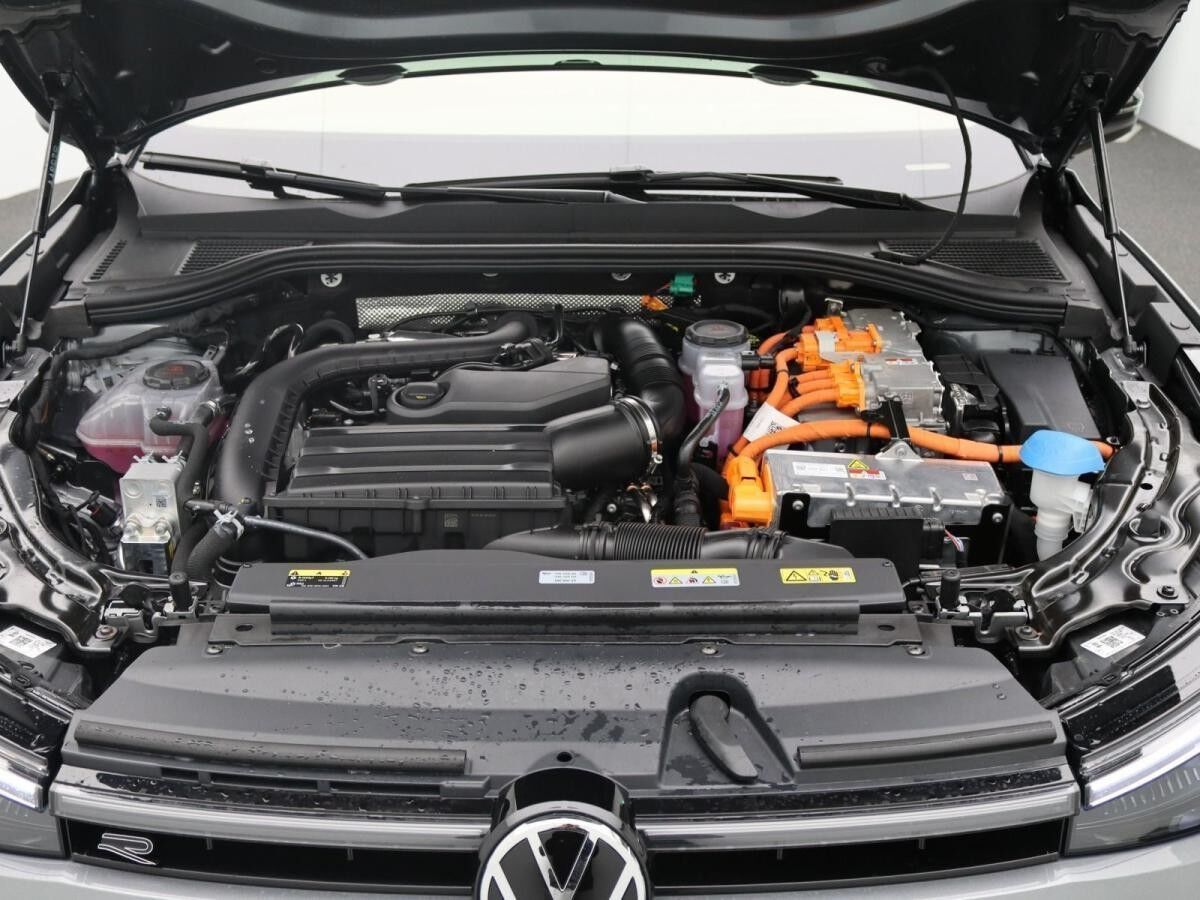 Volkswagen Passat Variant R-Line 1.5 eHybrid / Pano, AHK