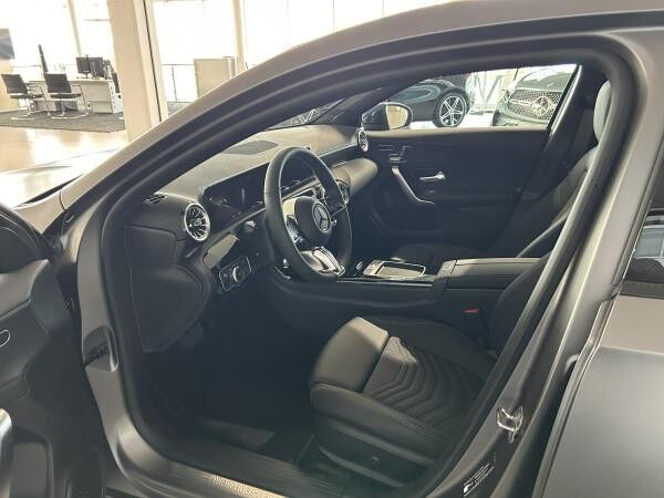Mercedes-Benz A 180 Kompaktlimousine+Totwinkel+Abstands-Assistent+ Panorama-Schiebedach