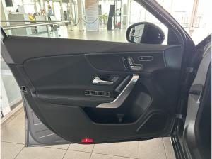 Mercedes-Benz A 180 Kompaktlimousine+Totwinkel+Abstands-Assistent+ Panorama-Schiebedach