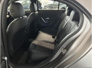 Mercedes-Benz A 180 Kompaktlimousine+Totwinkel+Abstands-Assistent+ Panorama-Schiebedach