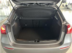 Mercedes-Benz A 180 Kompaktlimousine+Totwinkel+Abstands-Assistent+ Panorama-Schiebedach