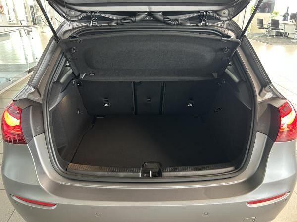 Mercedes-Benz A 180 Kompaktlimousine+Totwinkel+Abstands-Assistent+ Panorama-Schiebedach