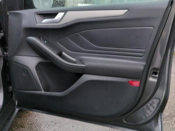 Ford Focus Turnier Titanium Hybrid *SONDERPREIS/4,99% Finanzierung/sofort verfügbar