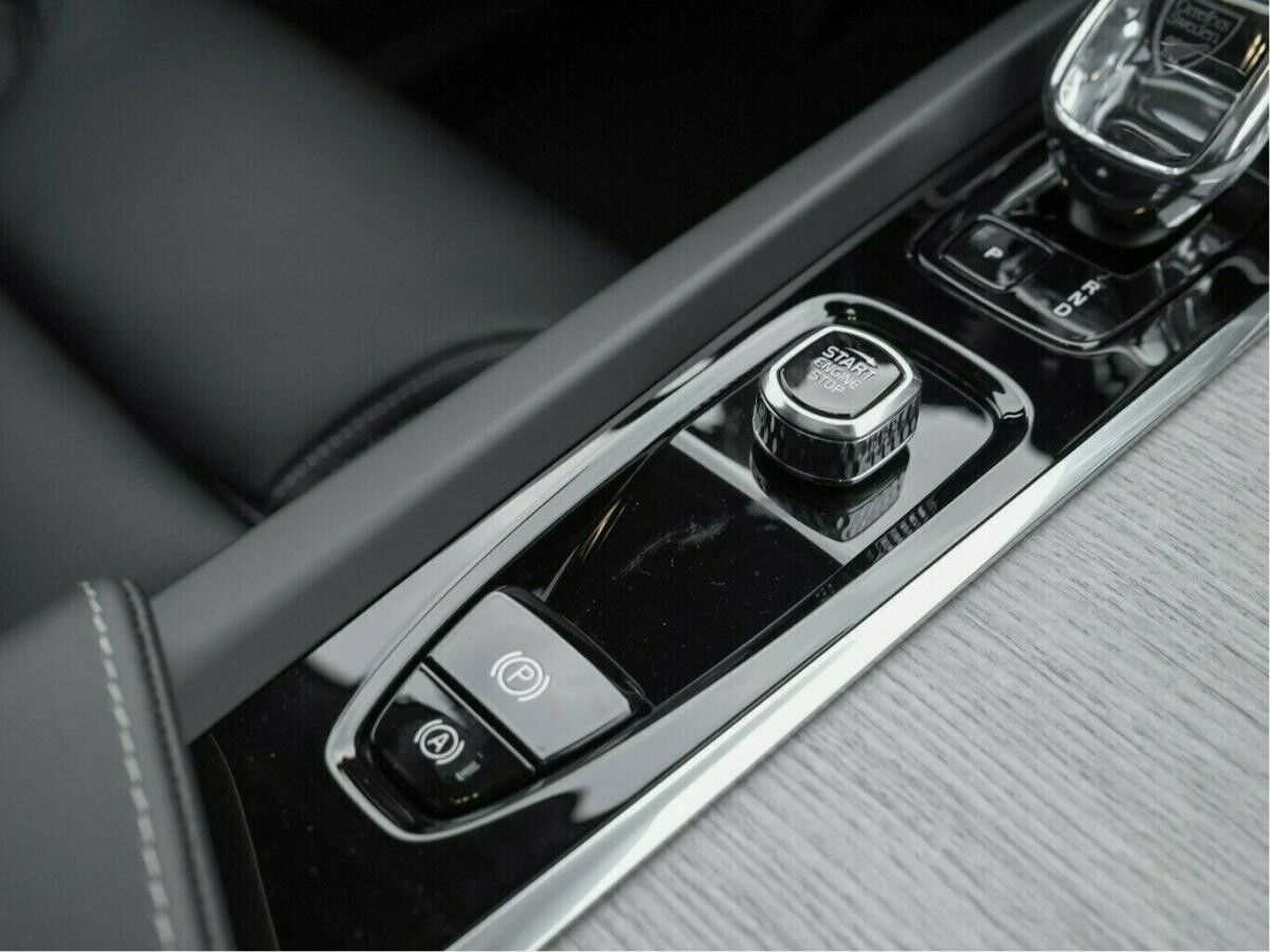 Volvo XC60 T6 ULTRA DARK HOT DEAL