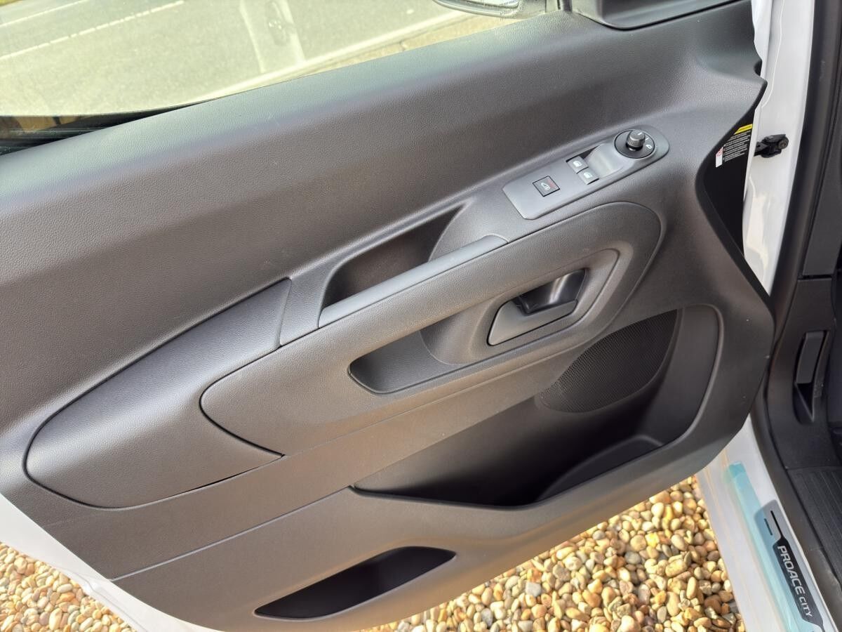 Toyota Proace City L1 verblecht 4-türig Electric Duty 50 kWh Vollelektrisch 100 kW (136 PS) stufenlose Automatik**SOFOR