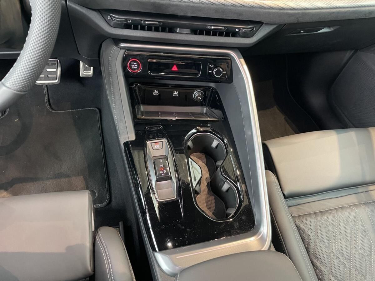 Audi SQ5 Matrix HuD B&O Pano Memory 360° 21" OLED Audi SQ5 Matrix HuD B&O Pano Memory 360° 21" OLED