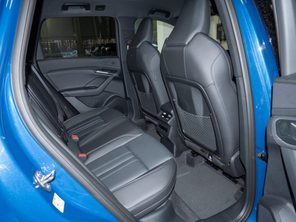 Audi Q6 e-tron SUV edition one blue quattro