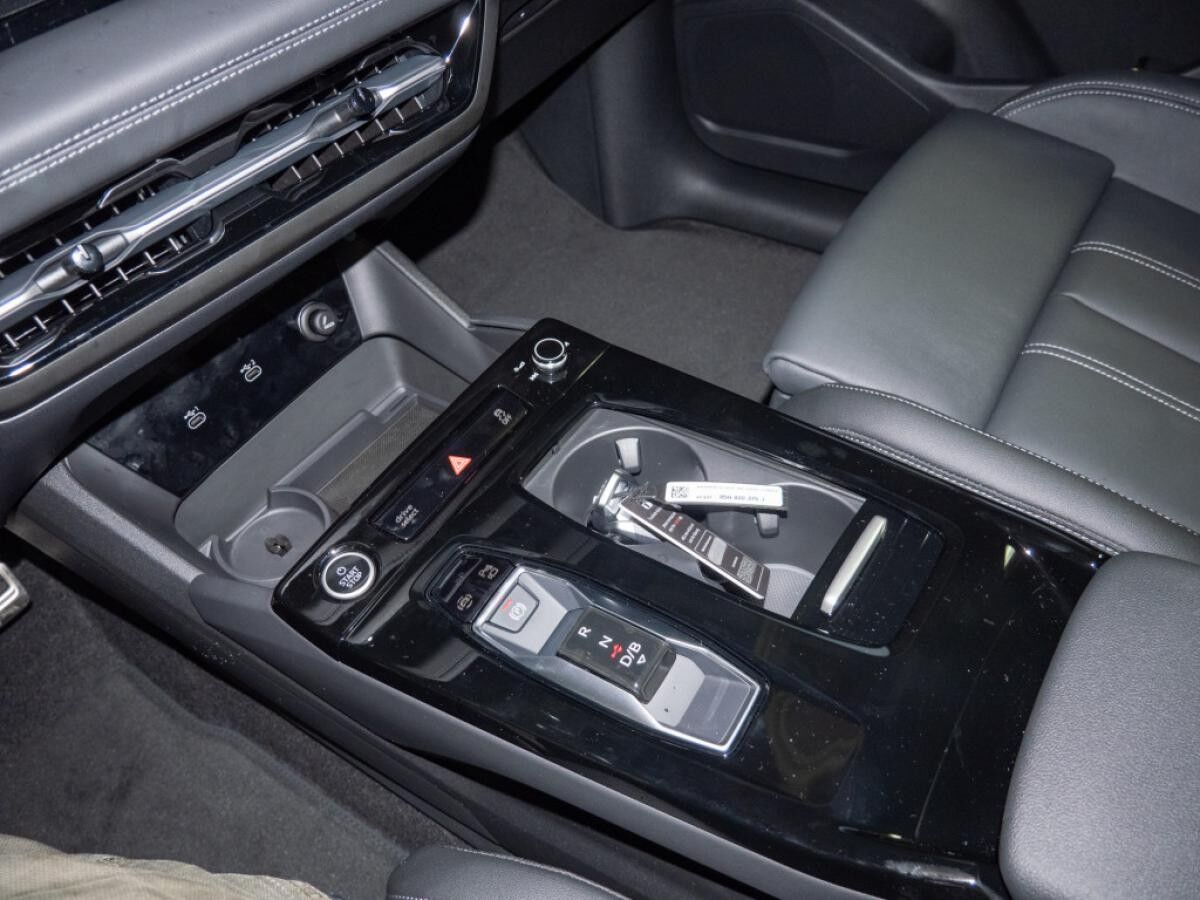 Audi Q6 e-tron SUV edition one blue quattro