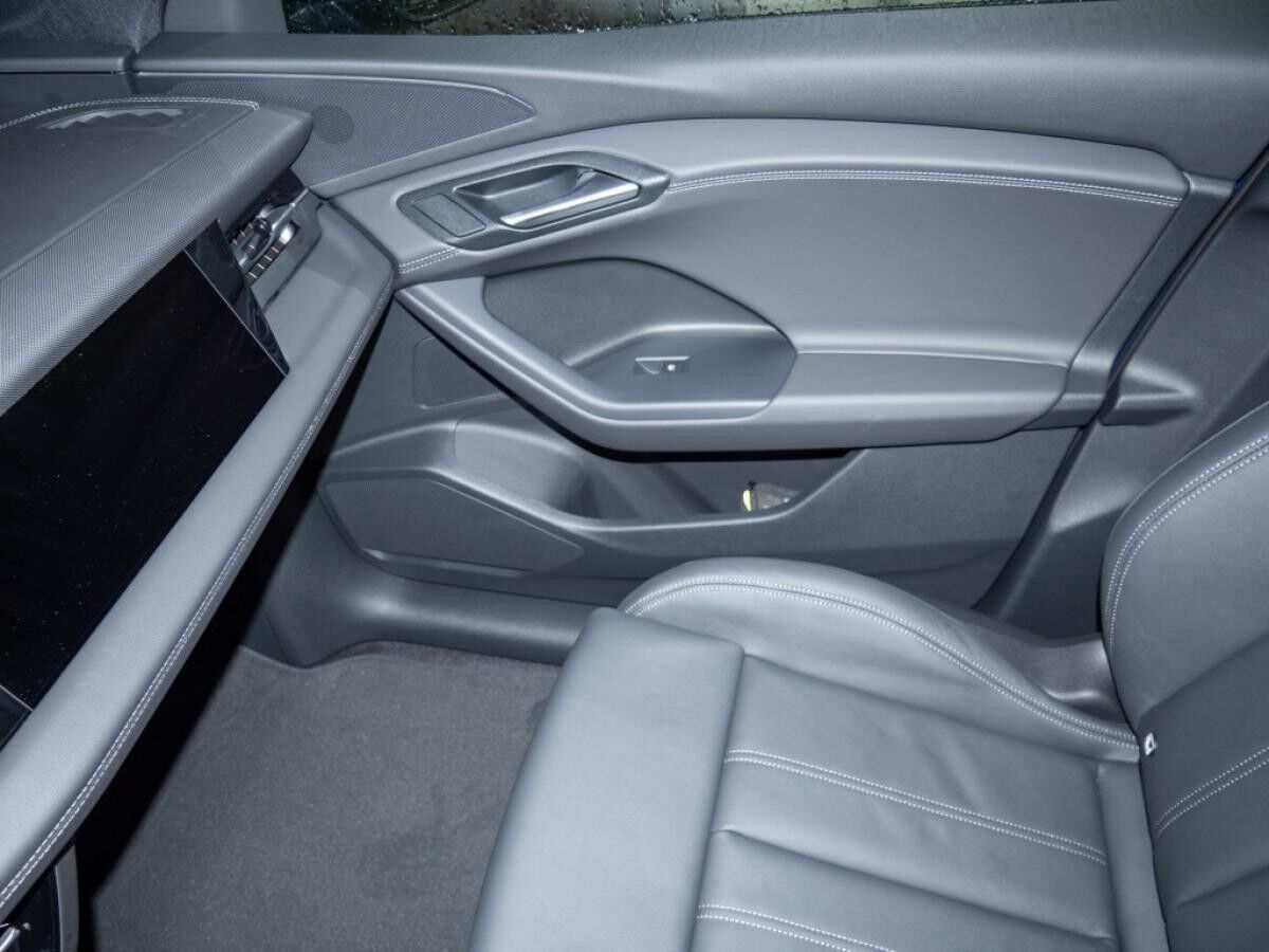 Audi Q6 e-tron SUV edition one blue quattro