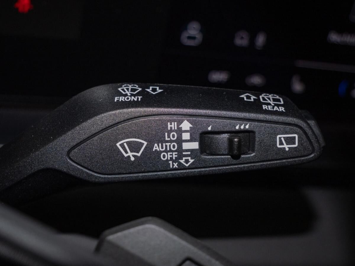 Audi Q6 e-tron SUV edition one blue quattro