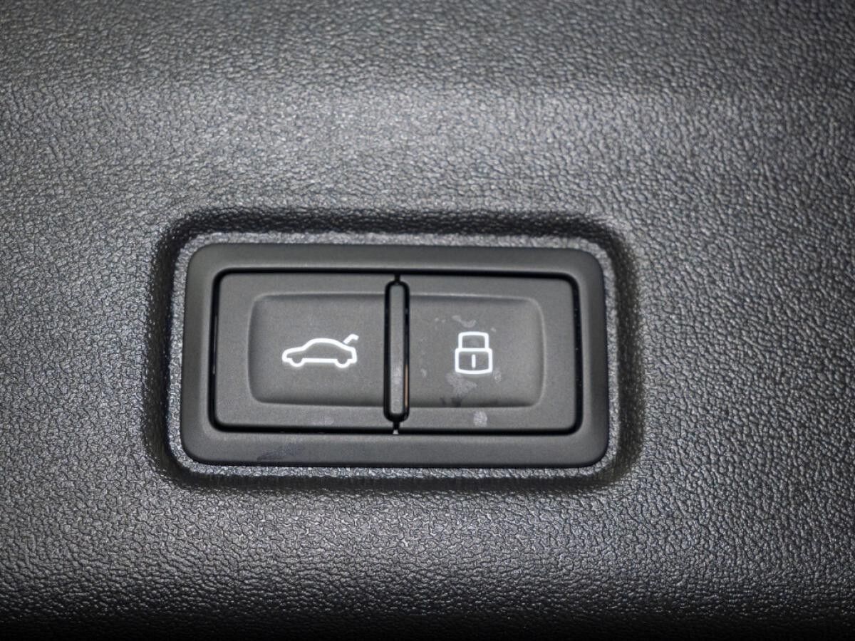 Audi Q6 e-tron SUV edition one blue quattro