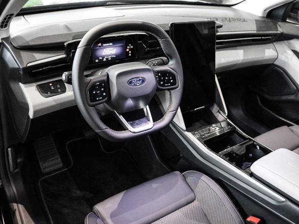 Ford Explorer RWD 77KWH 286PS 19" FAP ** AKTION **