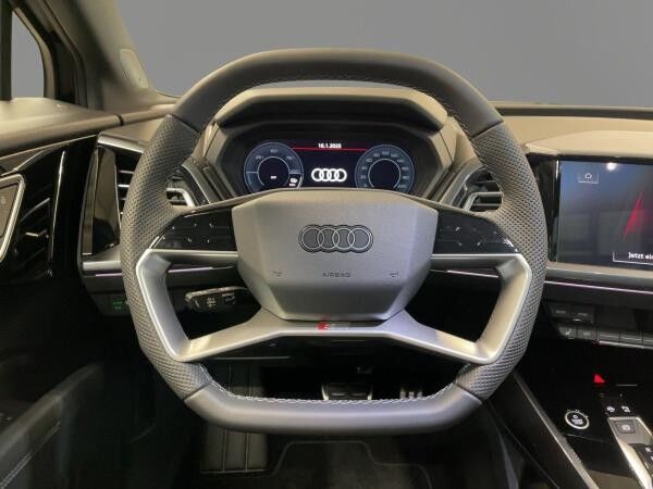 Audi Q4 e-tron 45 quattro Pano Matrix Kamera AHK Navi ACC