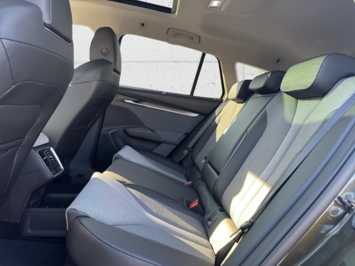 Skoda ENYAQ 60 Loft AHK El. Panodach Navi DigiCock Memory Sitze LED Blendfreies Fernl.