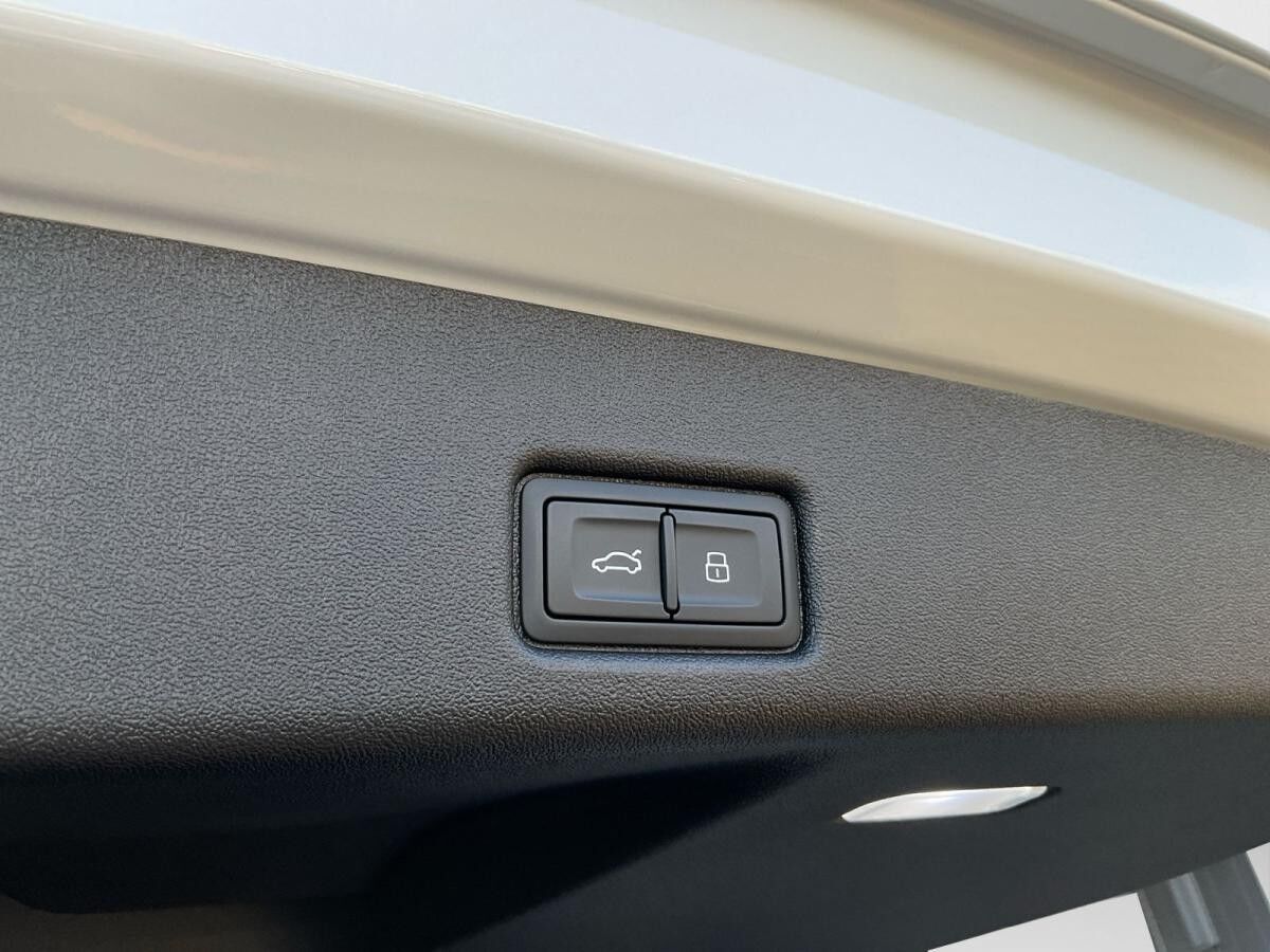 Audi Q5 SUV TDI quattro S-Line Tech Pro HUD AAS