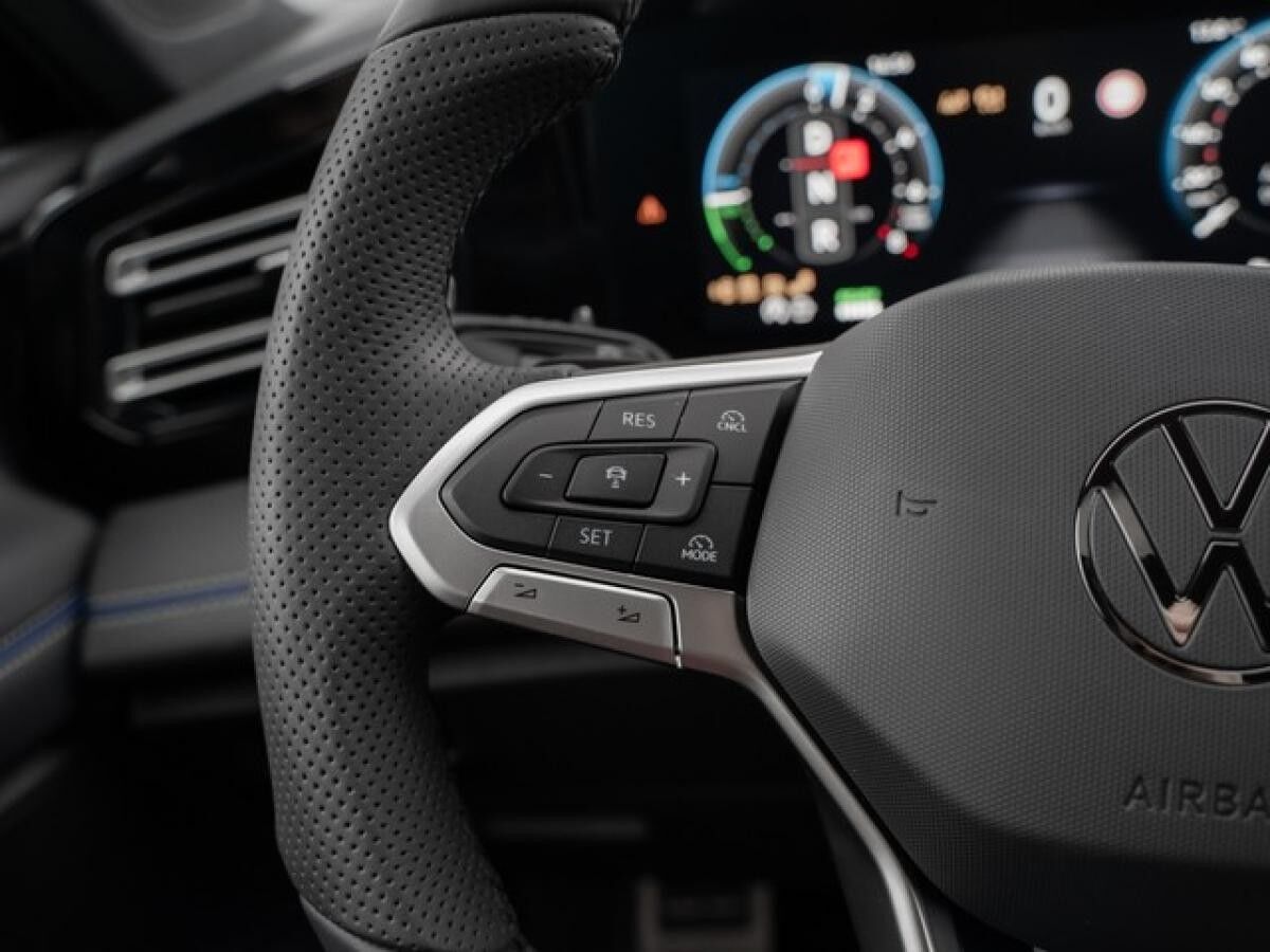 Volkswagen Tiguan "R-LINE" 1.5 l TSI eHybrid 6-Gang-DSG MATRIX-BLACK-STYLE-LM20-LEDER-AHK