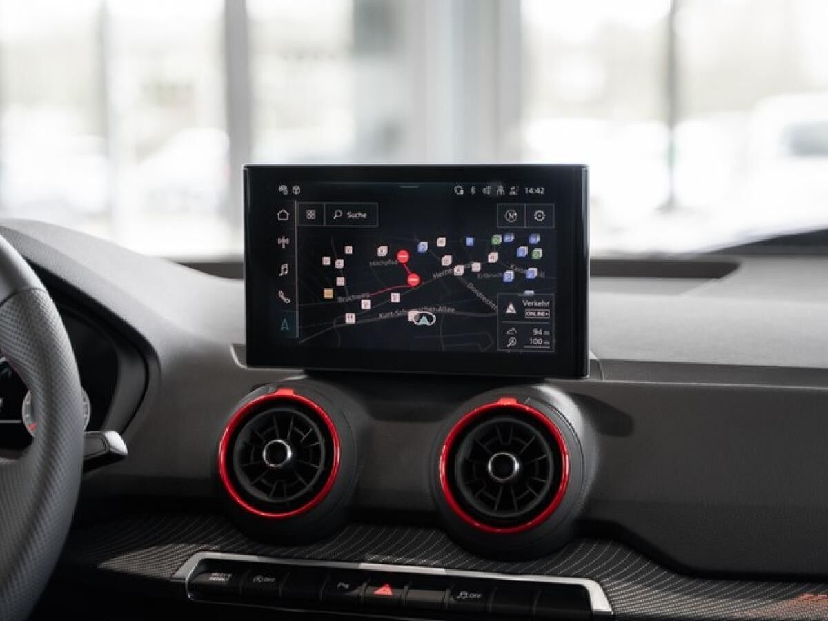 Audi Q2 35 TFSI  2 x S line Matrix AHK Pano Navi virtual Sonos