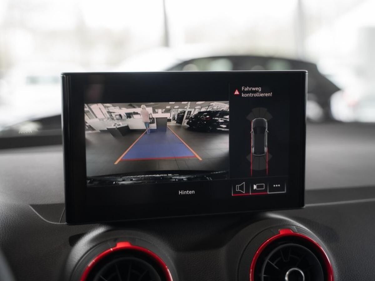 Audi Q2 35 TFSI  2 x S line Matrix AHK Pano Navi virtual Sonos