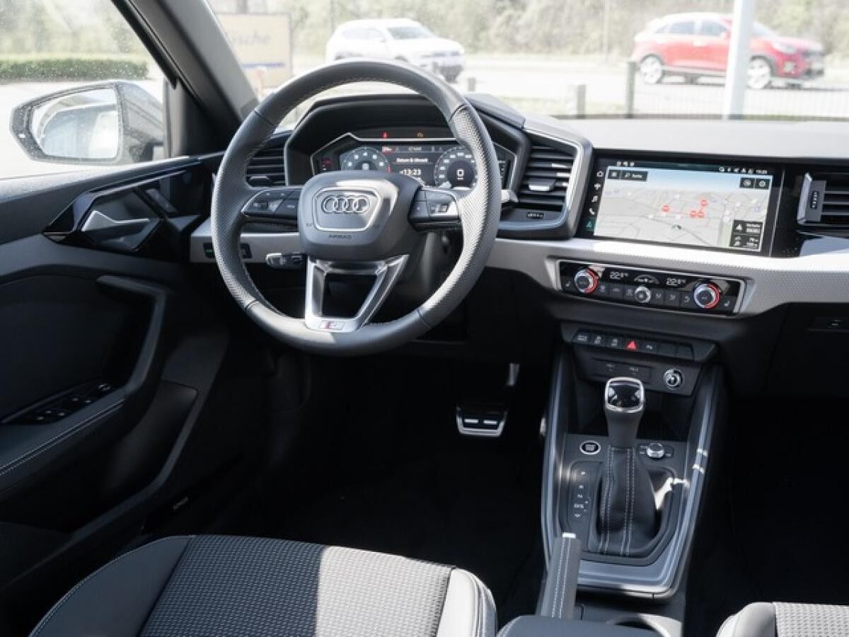 Audi A1 Sportback 	 2 x S line ACC LED Navi Klima virtual privacy