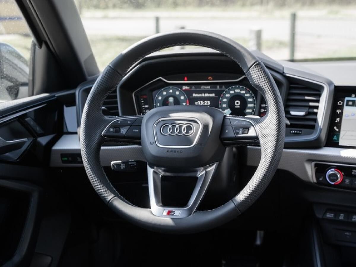 Audi A1 Sportback 	 2 x S line ACC LED Navi Klima virtual privacy