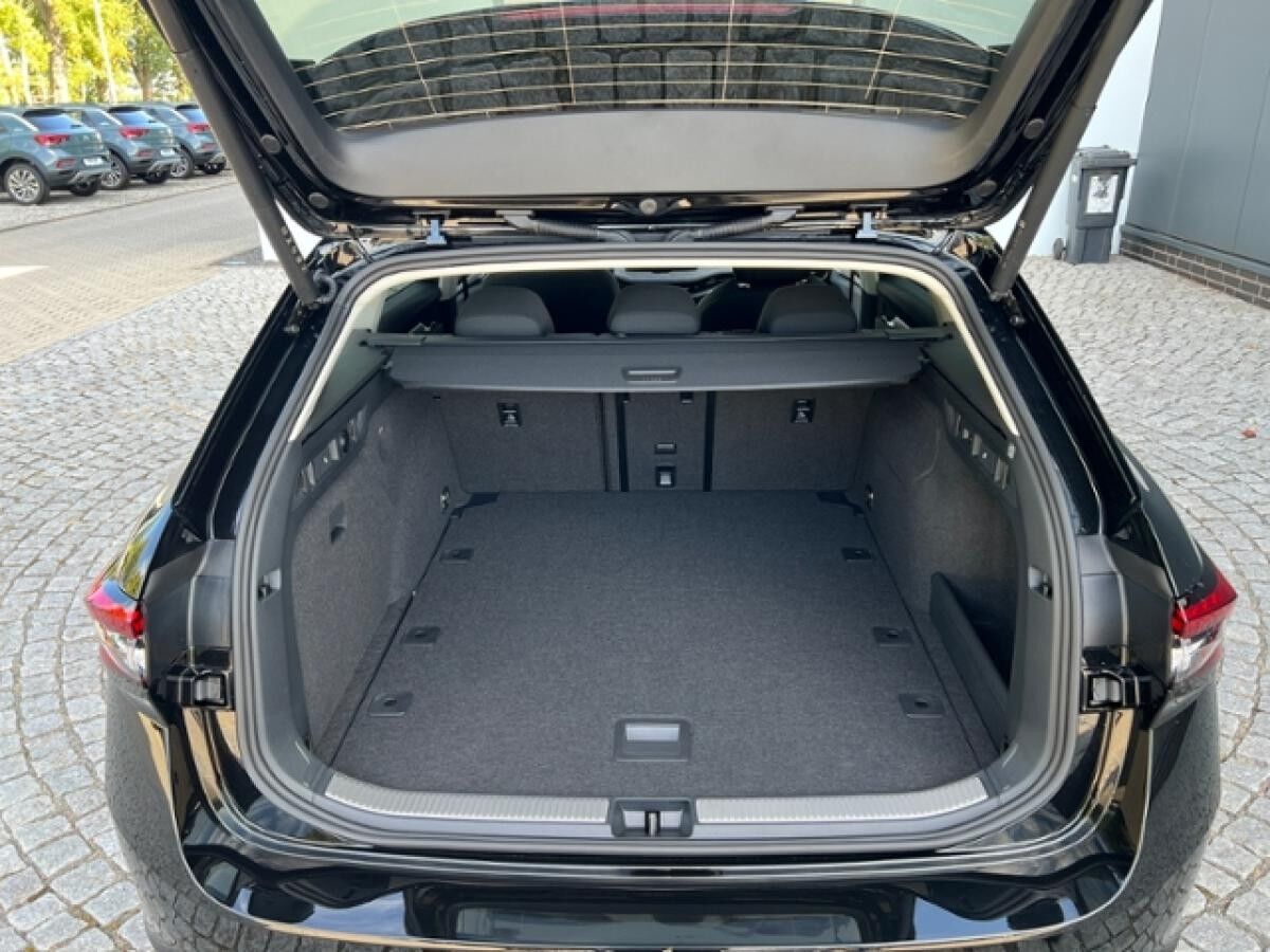 Skoda Superb Combi Selection 2.0 TDI DSG *AHK, Navi*