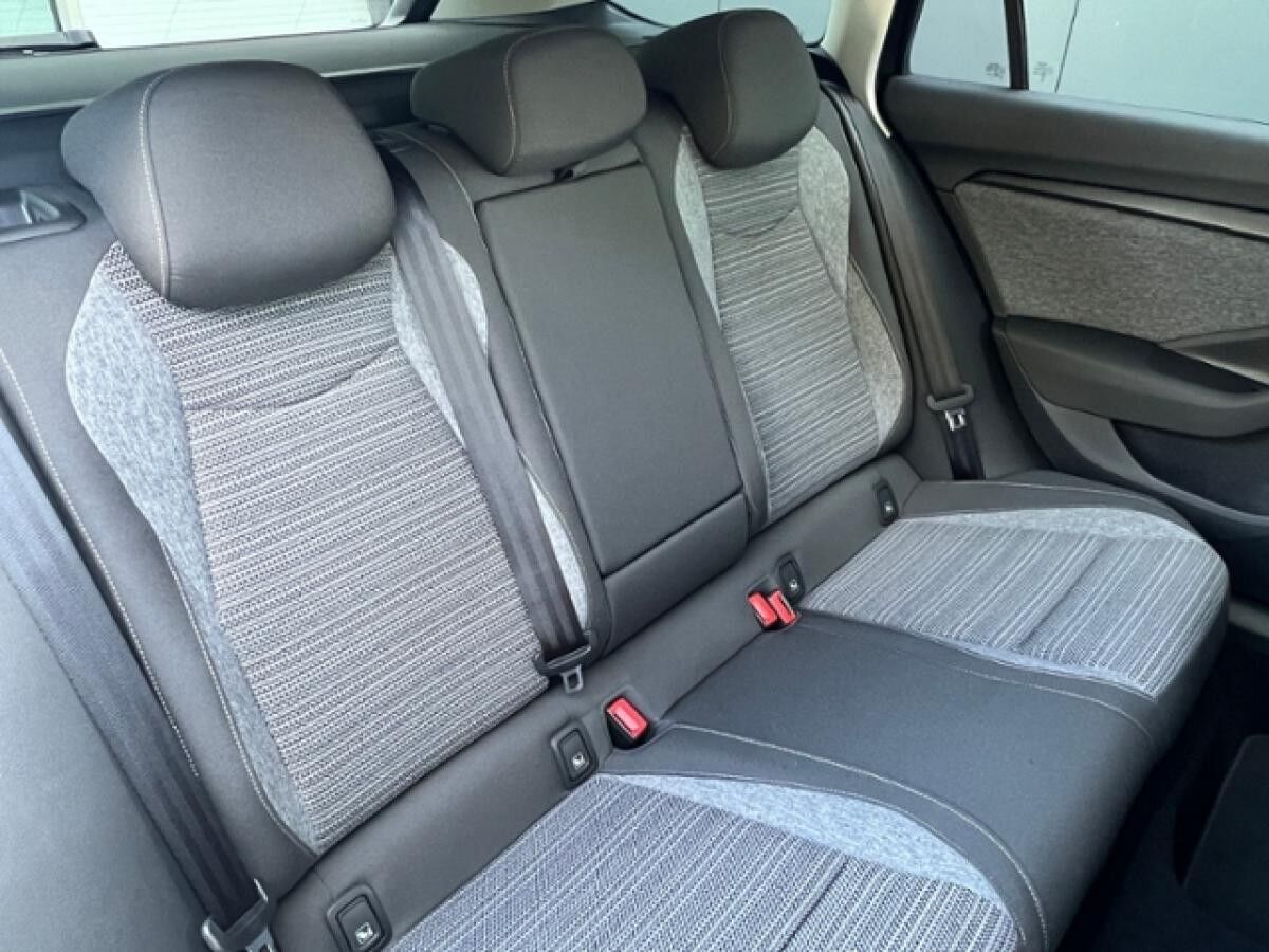 Skoda Superb Combi Selection 2.0 TDI DSG *AHK, Navi*