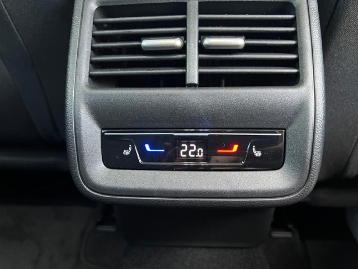 Skoda Superb Combi Selection 2.0 TDI DSG *AHK, Navi*