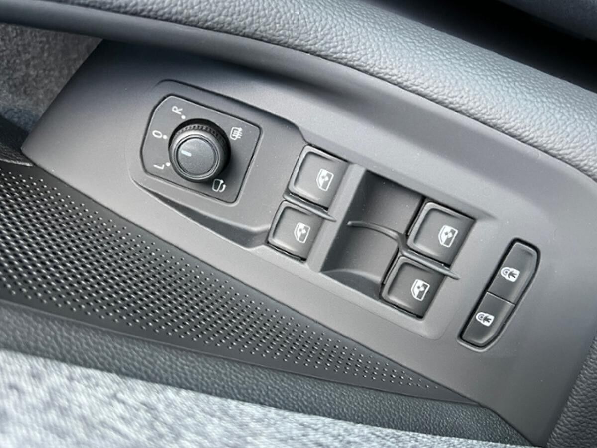 Skoda Superb Combi Selection 2.0 TDI DSG *AHK, Navi*