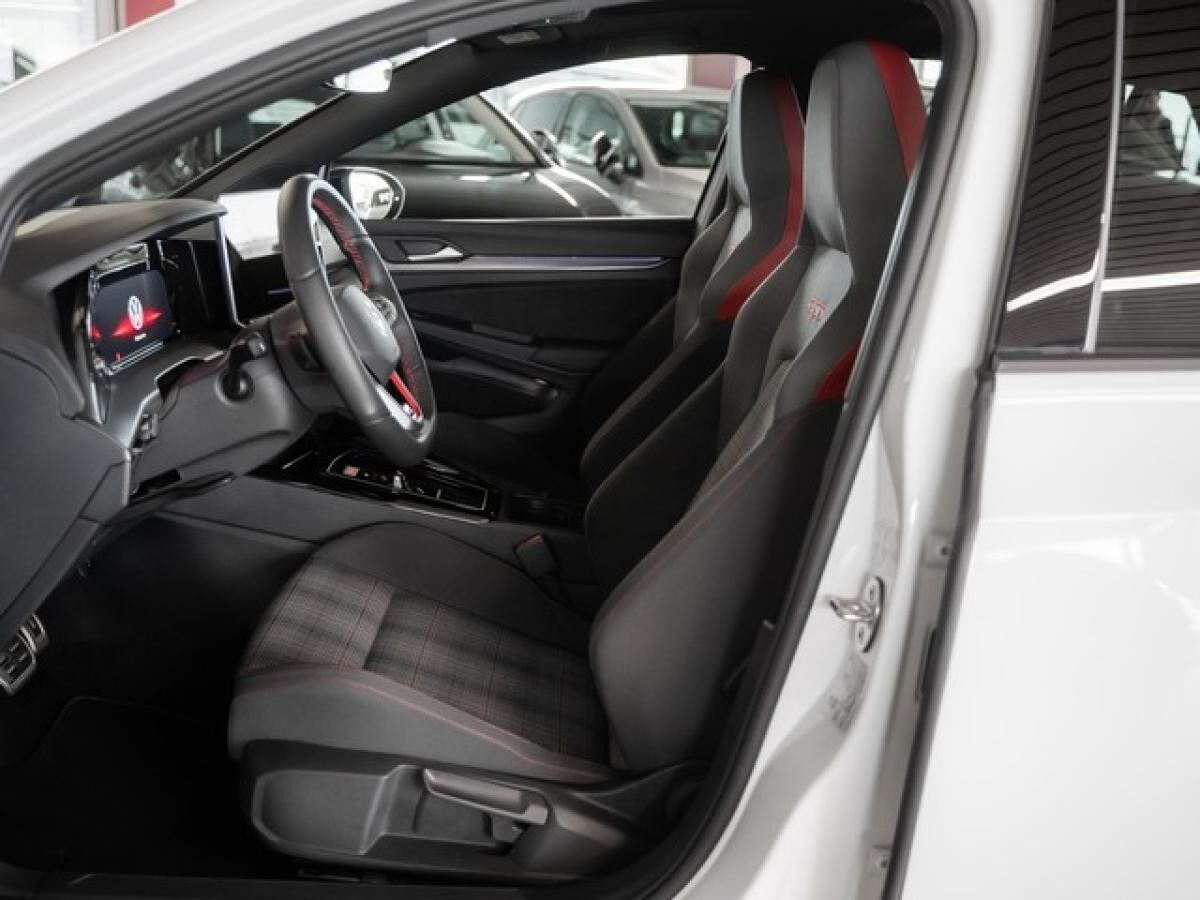 Volkswagen Golf VIII 2.0 TSI DSG GTI PANO HUD IQ-Light