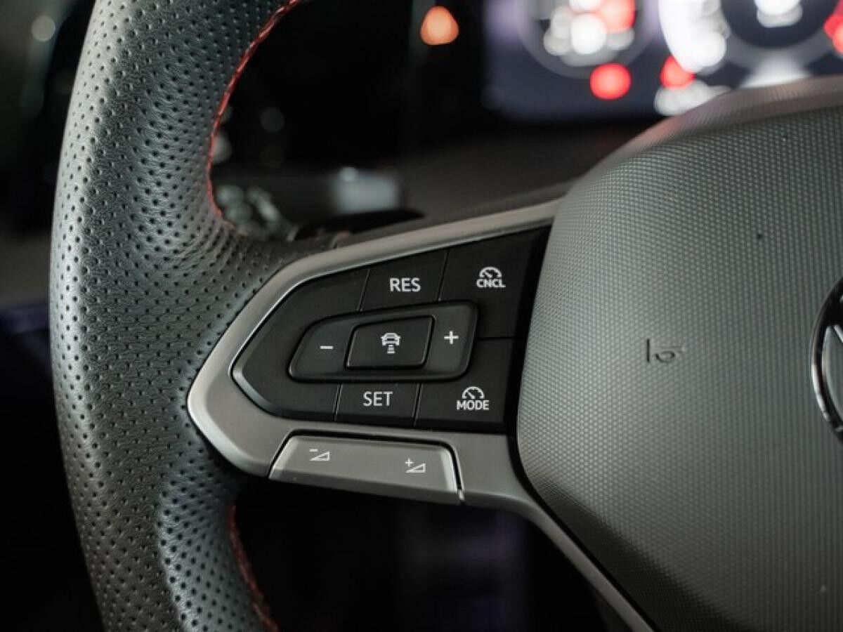 Volkswagen Golf VIII 2.0 TSI DSG GTI PANO HUD IQ-Light