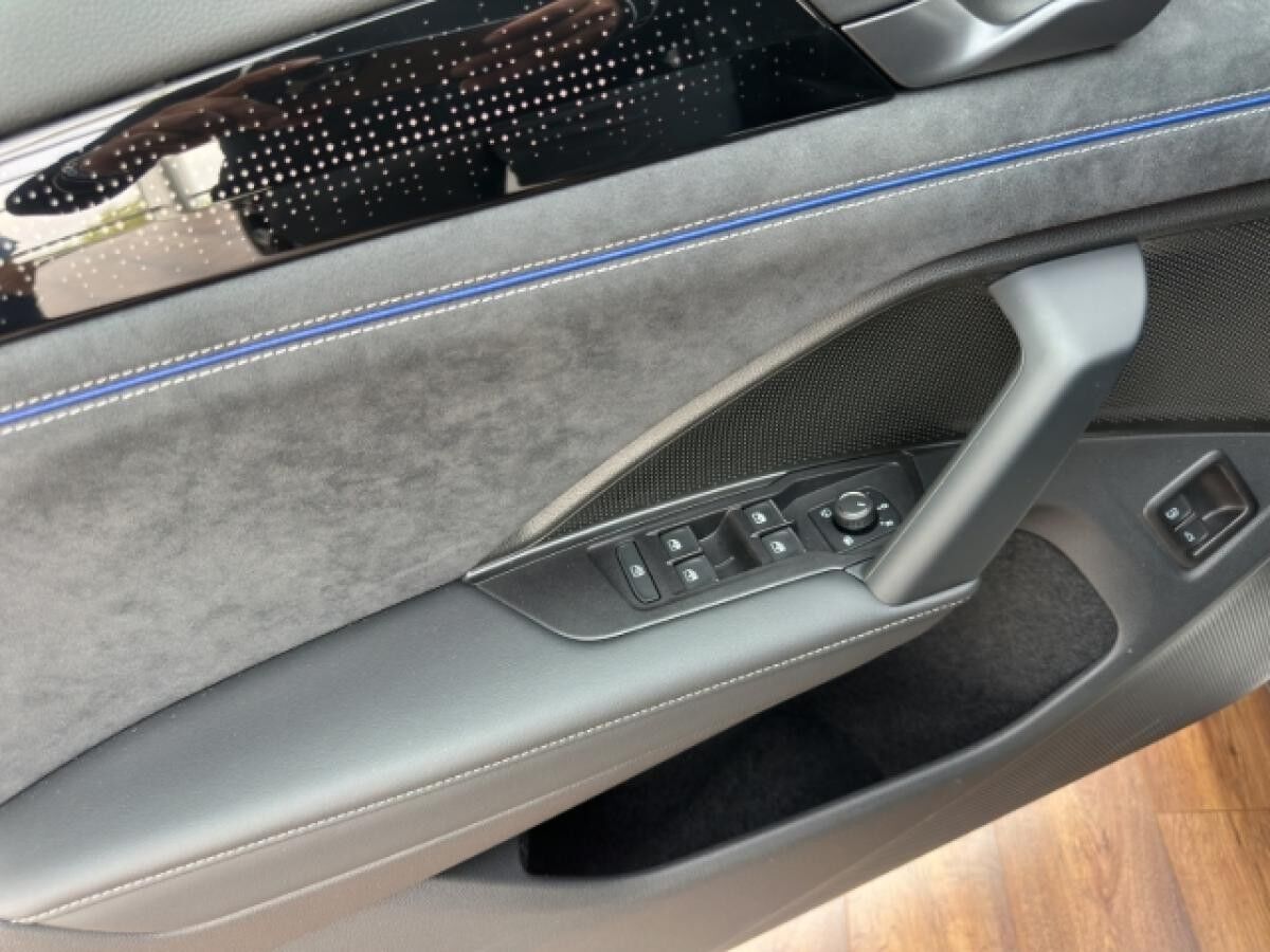 Volkswagen Tayron R-Line 1,5l eHybrid DSG AD AHK Leder Soundsystem Klimaautom SD Verkehrszeichenerk.