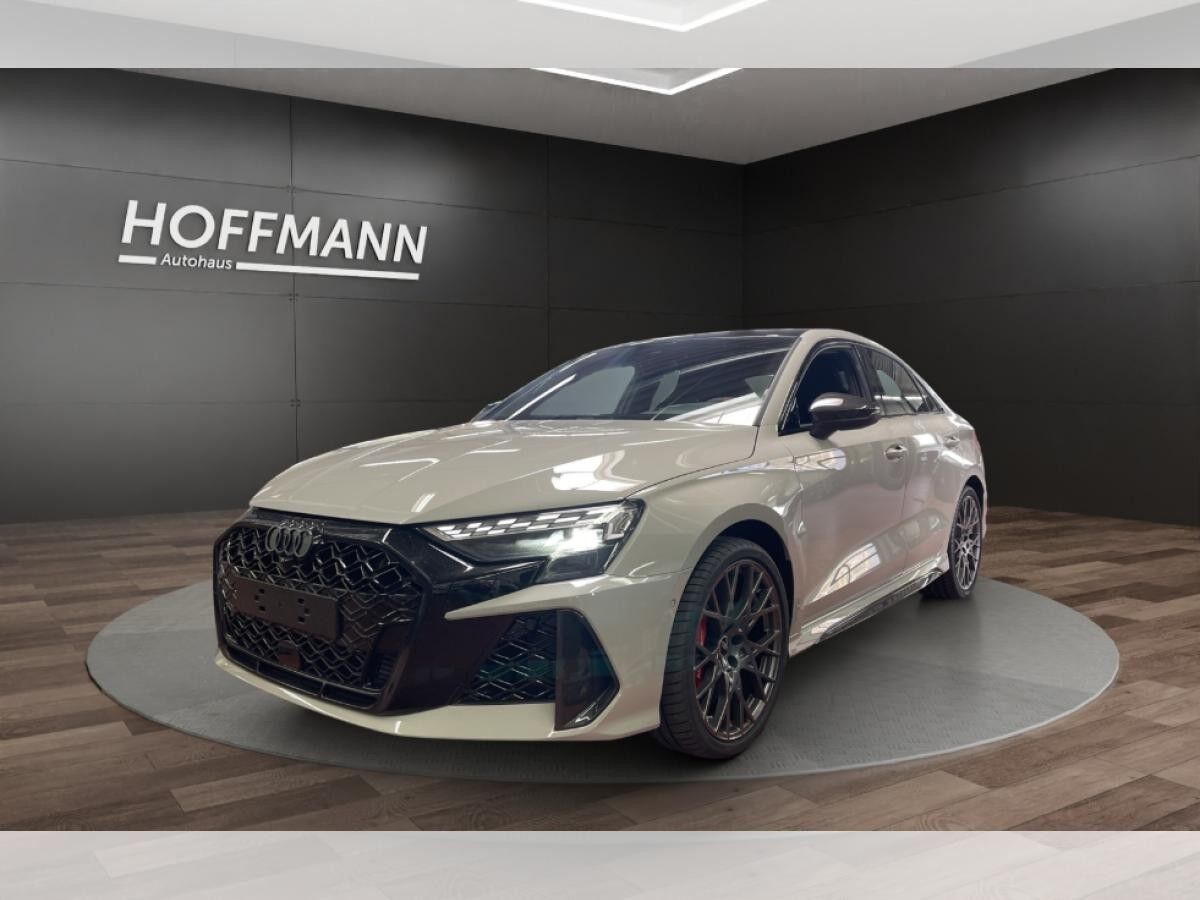 Audi RS3 Limousine / RS-Dynamikpaket / Exclusive Kreide / Schalensitze / Carbonpaket