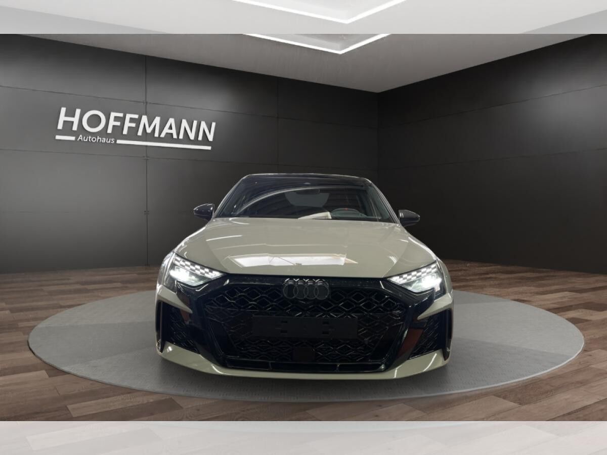 Audi RS3 Limousine / RS-Dynamikpaket / Exclusive Kreide / Schalensitze / Carbonpaket