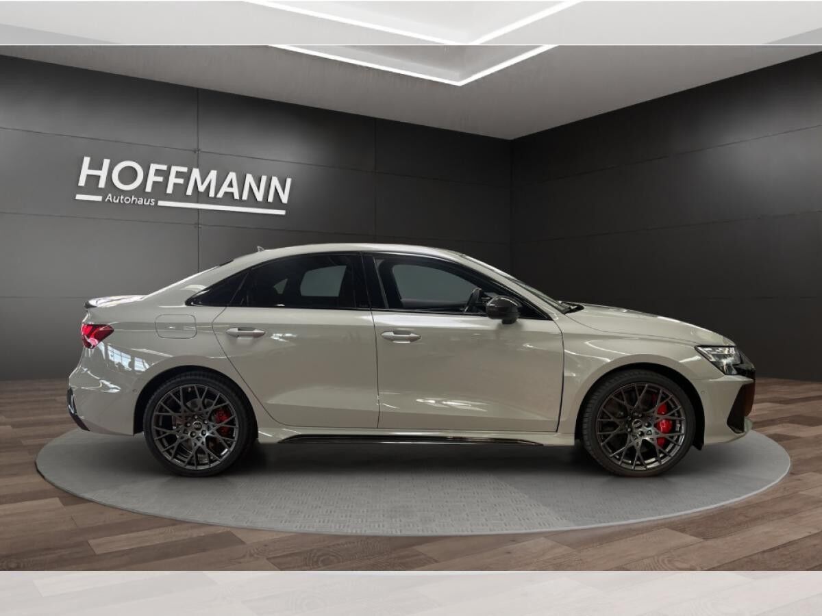 Audi RS3 Limousine / RS-Dynamikpaket / Exclusive Kreide / Schalensitze / Carbonpaket