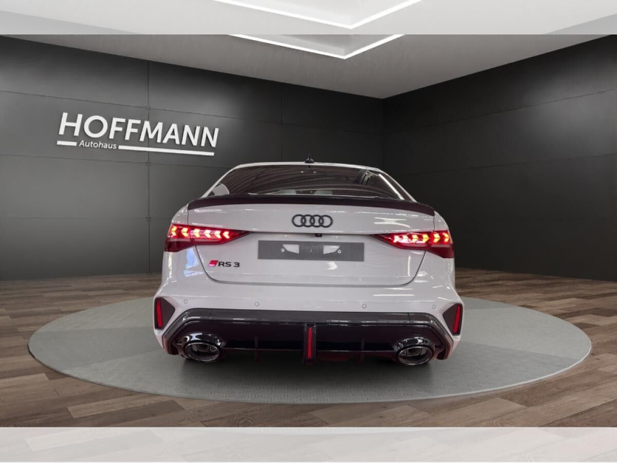 Audi RS3 Limousine / RS-Dynamikpaket / Exclusive Kreide / Schalensitze / Carbonpaket