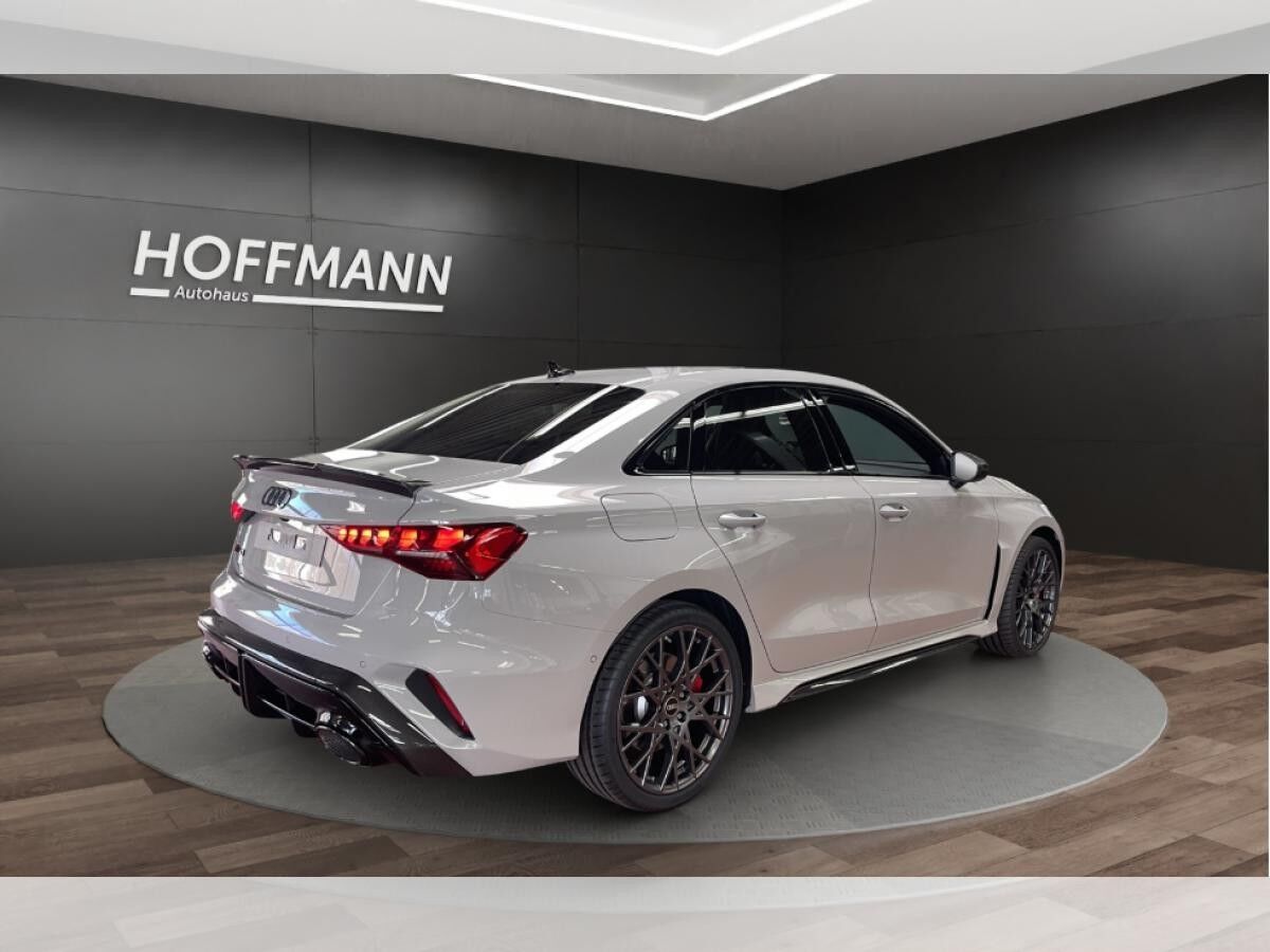 Audi RS3 Limousine / RS-Dynamikpaket / Exclusive Kreide / Schalensitze / Carbonpaket