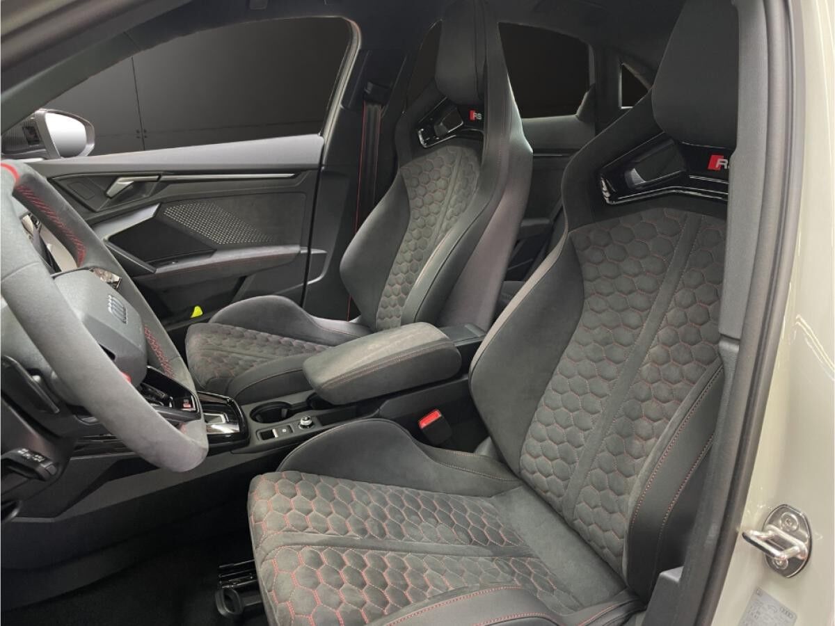 Audi RS3 Limousine / RS-Dynamikpaket / Exclusive Kreide / Schalensitze / Carbonpaket