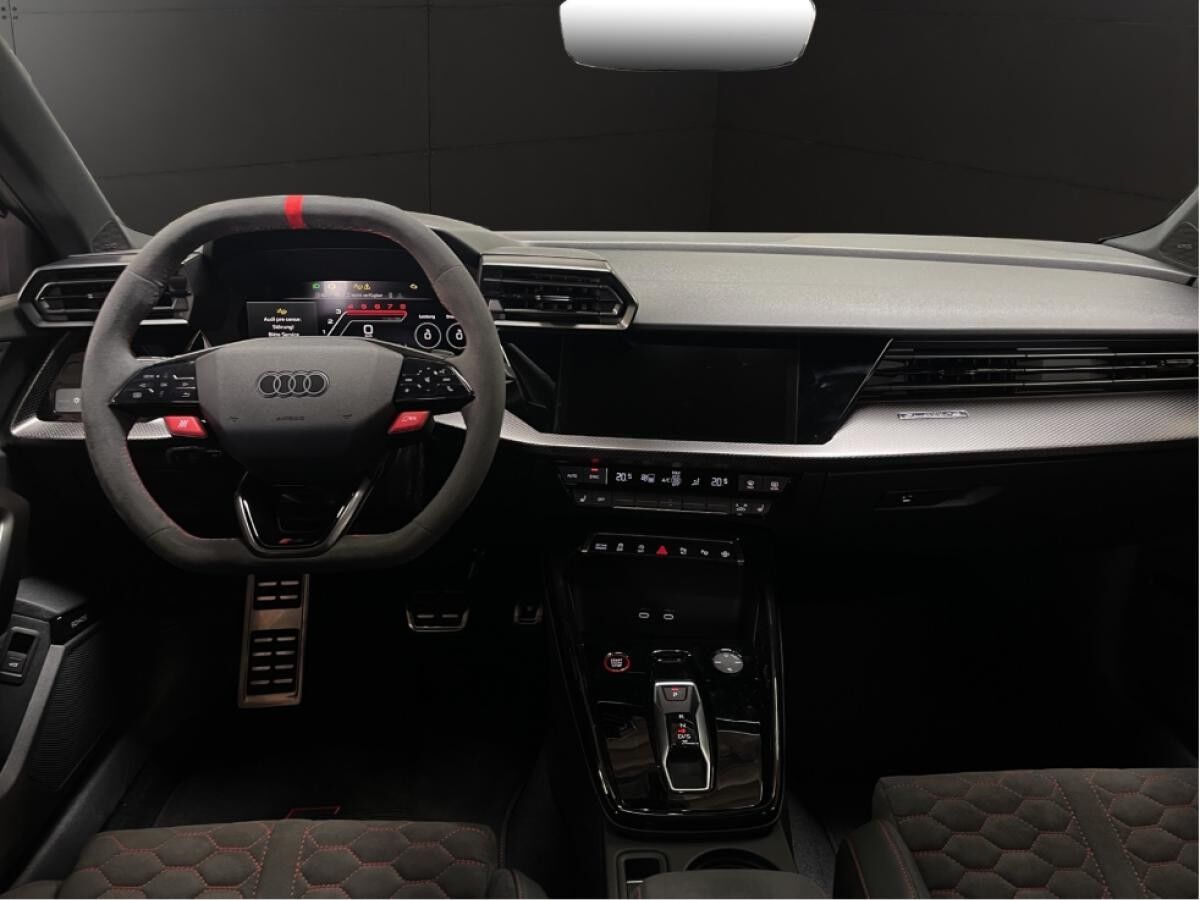 Audi RS3 Limousine / RS-Dynamikpaket / Exclusive Kreide / Schalensitze / Carbonpaket