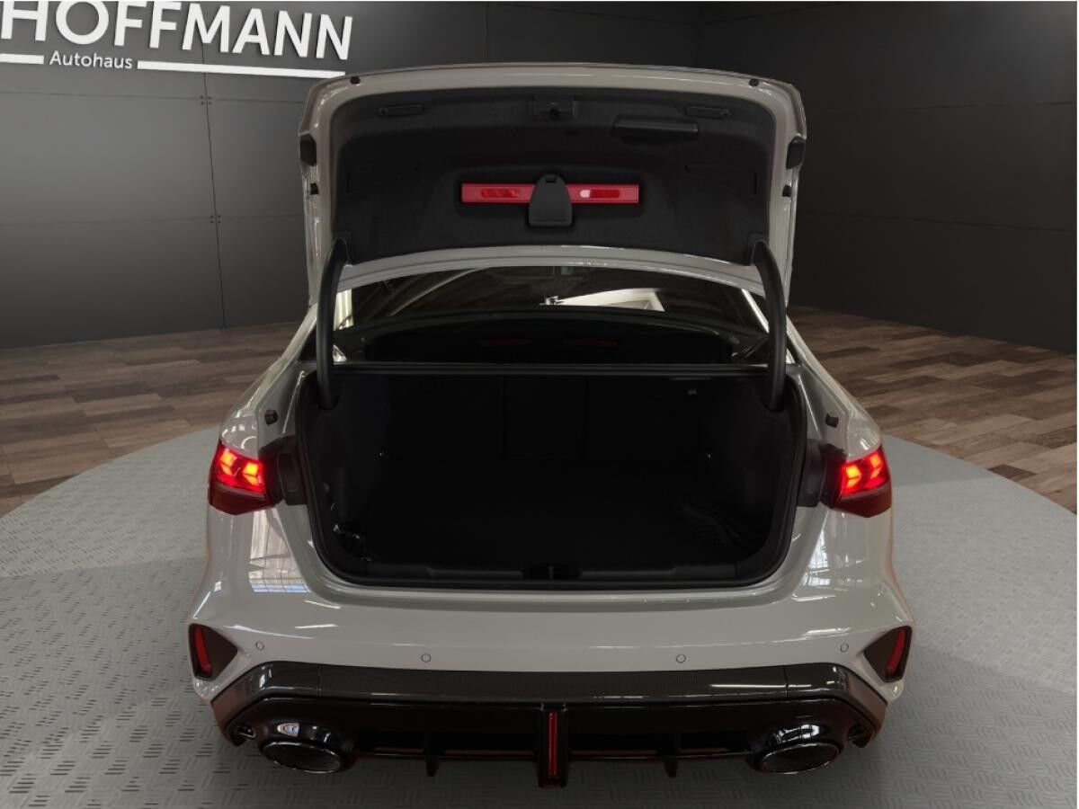 Audi RS3 Limousine / RS-Dynamikpaket / Exclusive Kreide / Schalensitze / Carbonpaket