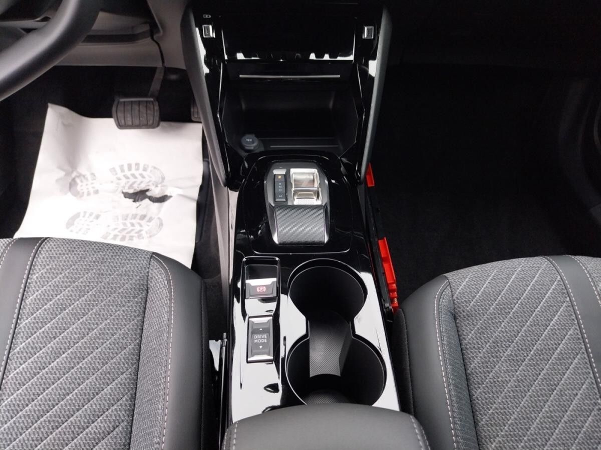 Peugeot 2008 ALLURE HYBRID 145 e-DSC6