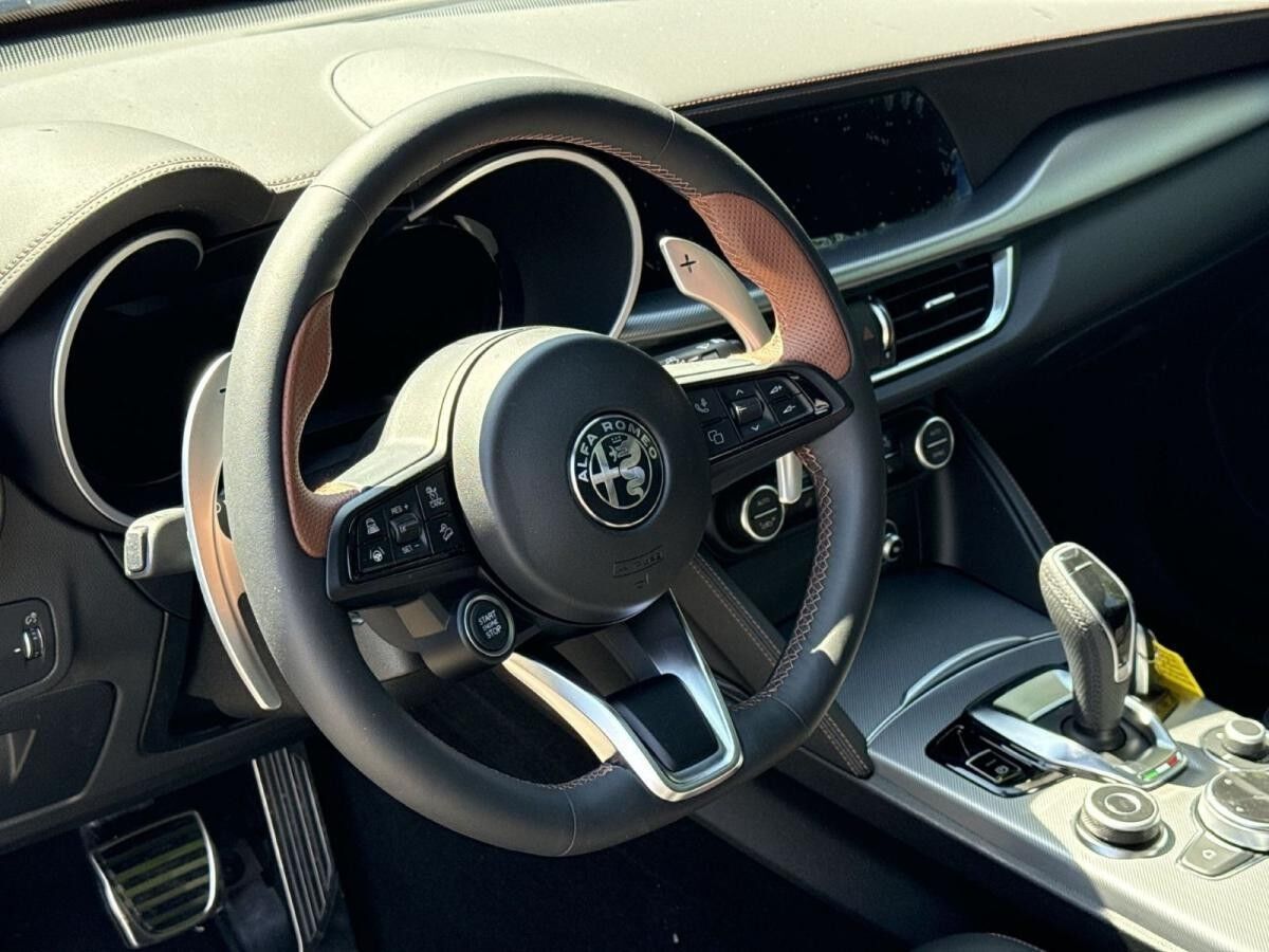 Alfa Romeo Stelvio 2.0 Turbo 16V Intensa Q4 Pano AHK Alfa Romeo Stelvio 2.0 Turbo 16V Intensa Q4 Pano AHK