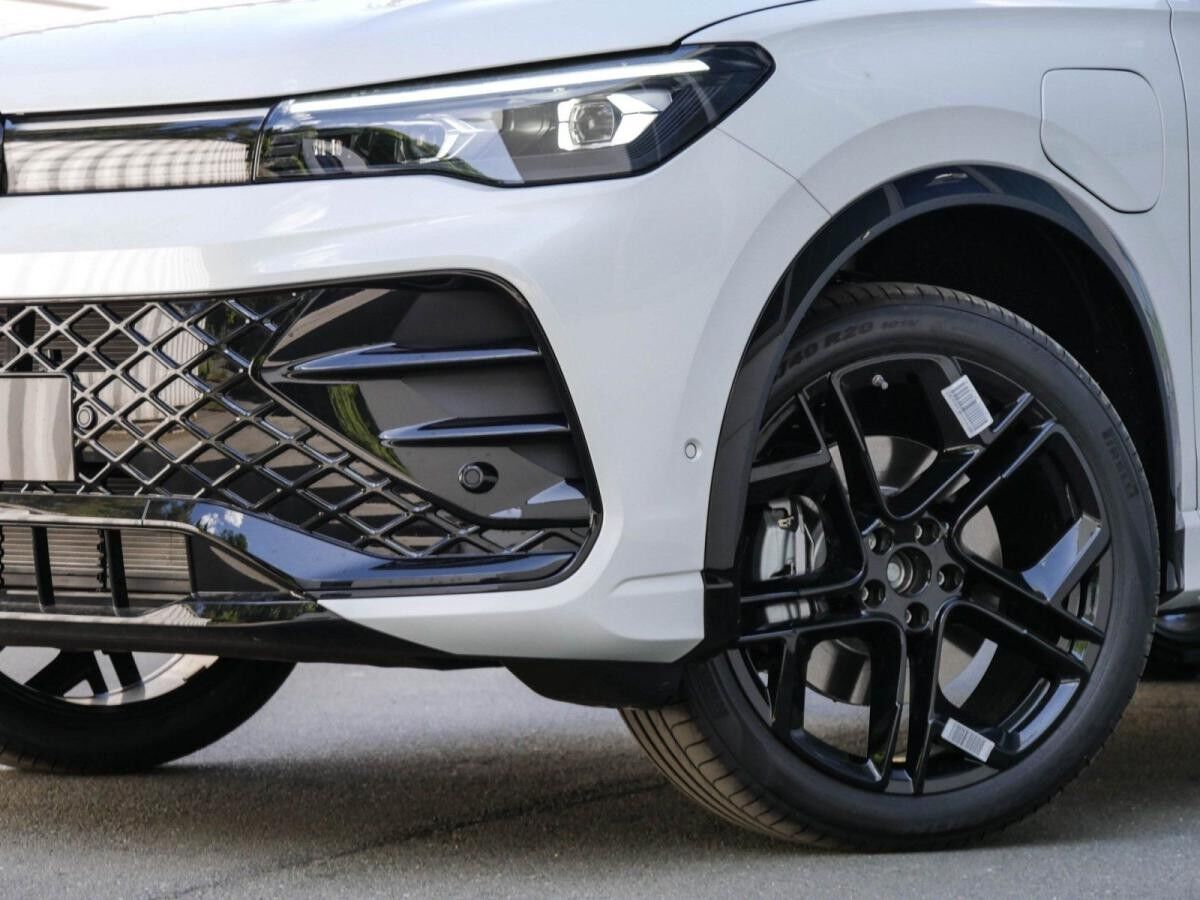 Volkswagen Tiguan R-Line 1,5 l eHybrid DSG Pano,AHK,IQ Lagerwagen !