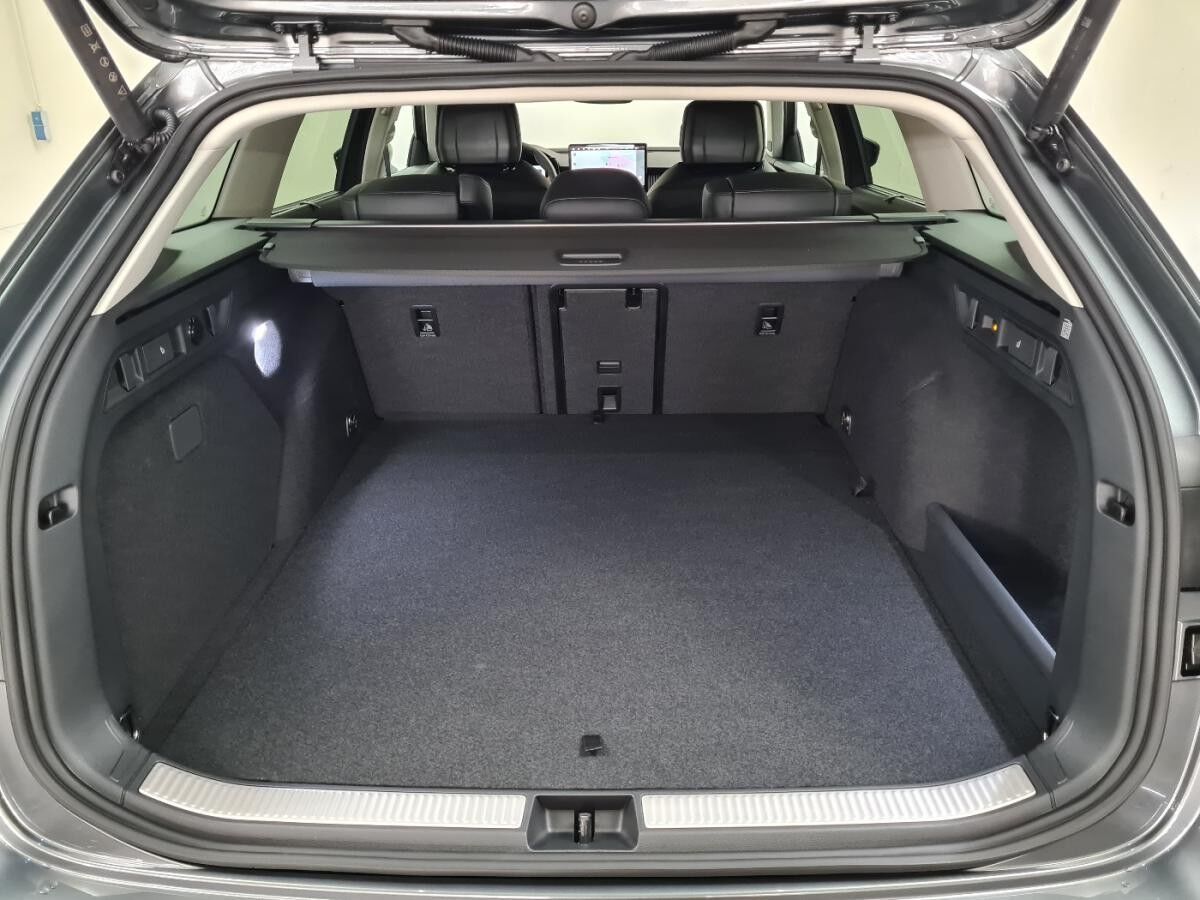 Skoda Superb Combi 1.5 TSI Hybrid L&K AHK Assist