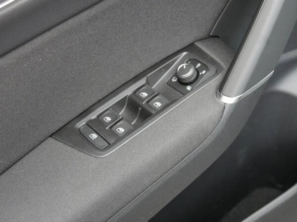 Volkswagen Touran Highline 1,5 TSI DSG AHK,PANO Lagerwagen !