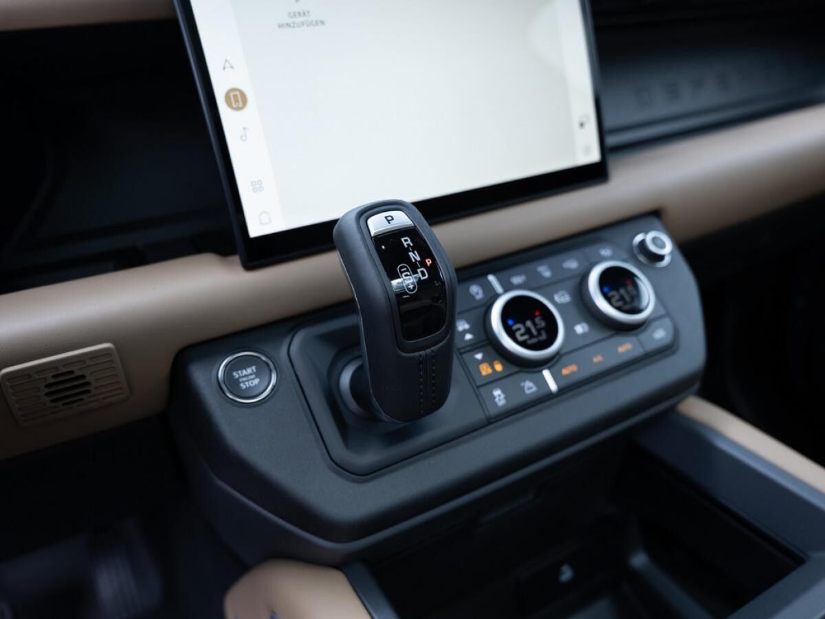 Land Rover Defender P425 X-Dynamic HSE