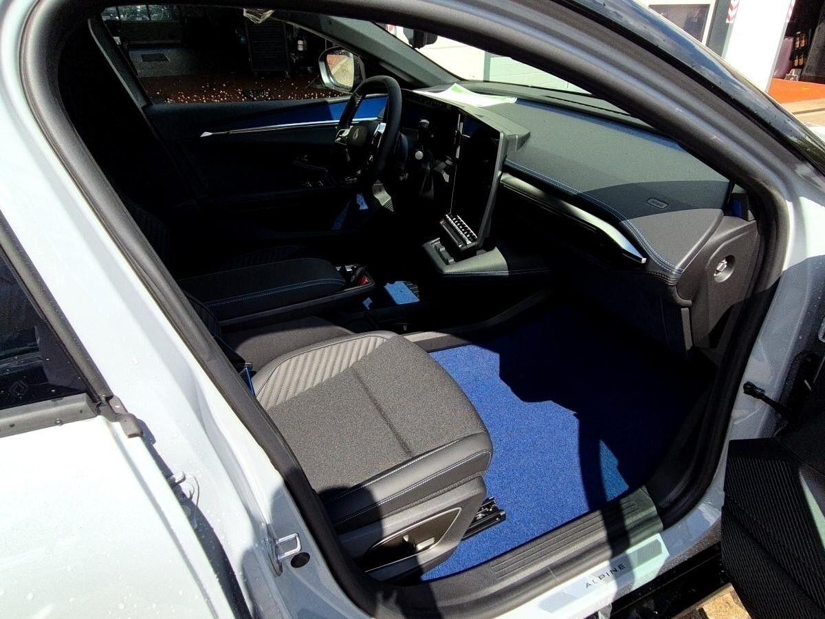 Renault Megane E-Tech 100% ele Esprit Alp. 220 Comf. Ra. Renault Megane E-Tech 100% ele Esprit Alp. 220 Comf. Ra.