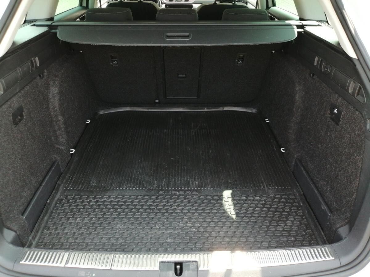 Skoda Superb Combi Amb. TSI DSG LED AHK virtual 18"