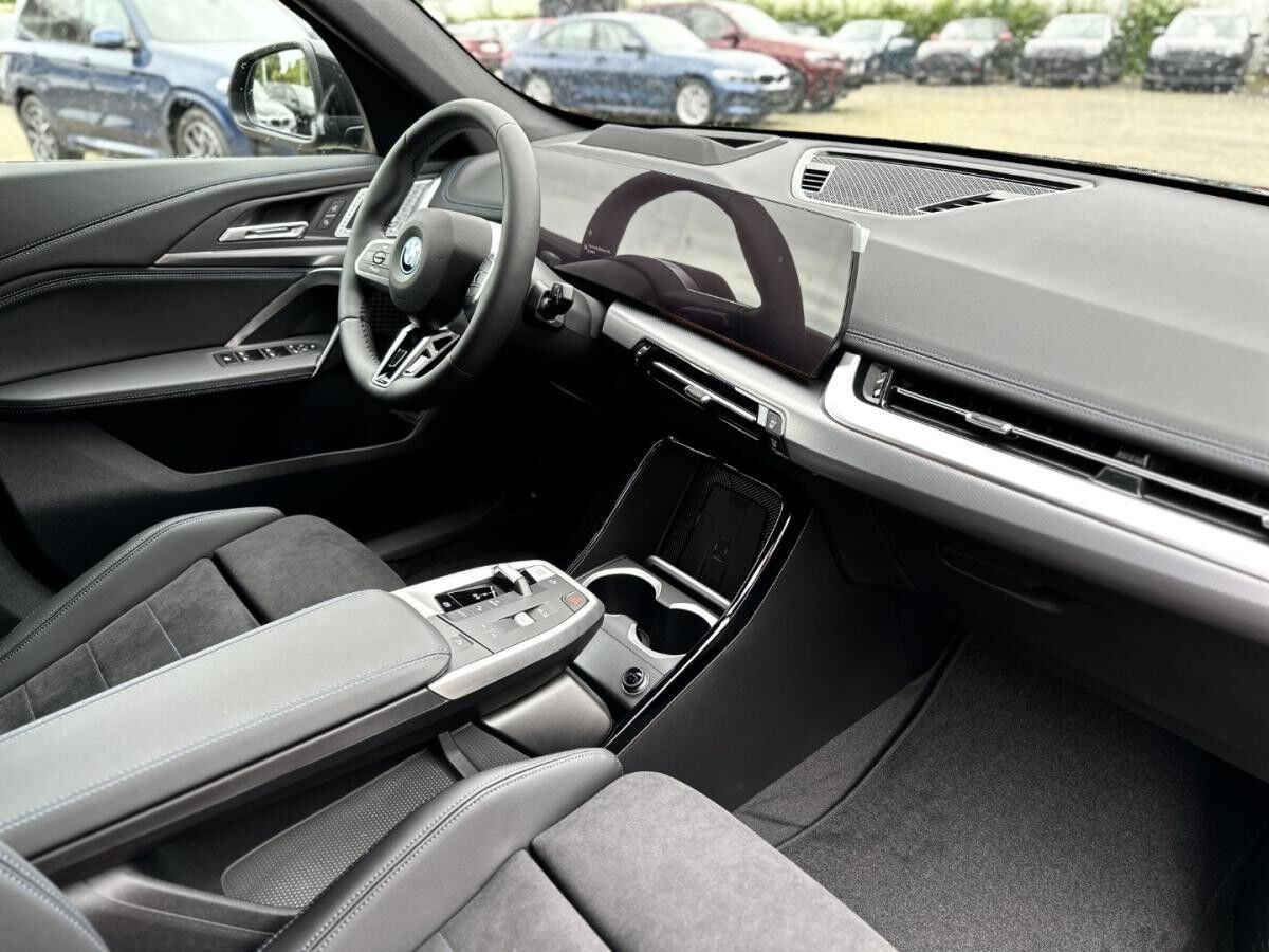 BMW iX1 xDrive30 M Sportpaket Head-Up HK HiFi DAB