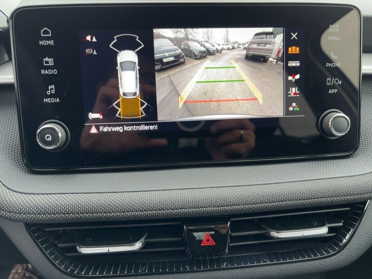 Skoda Fabia 1.0 TSI DSG DRIVE 116 PS *LENKRADHEIZUNG/ KAMERA / KLIMAAUTOMATIK**